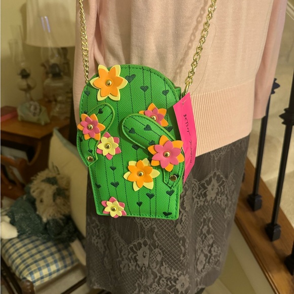 487-ATTT Betsey Johnson Cactus Heart Trim /3D Stud Flower/ Arms Move Crossbody - Picture 2 of 15